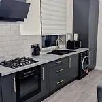 Luxury & Stylish Ground Floor 1Bed Apartment, 5 Minutes Walk To Crystal Palace Train Station