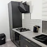 Luxury & Stylish Ground Floor 1Bed Apartment, 5 Minutes Walk To Crystal Palace Train Station
